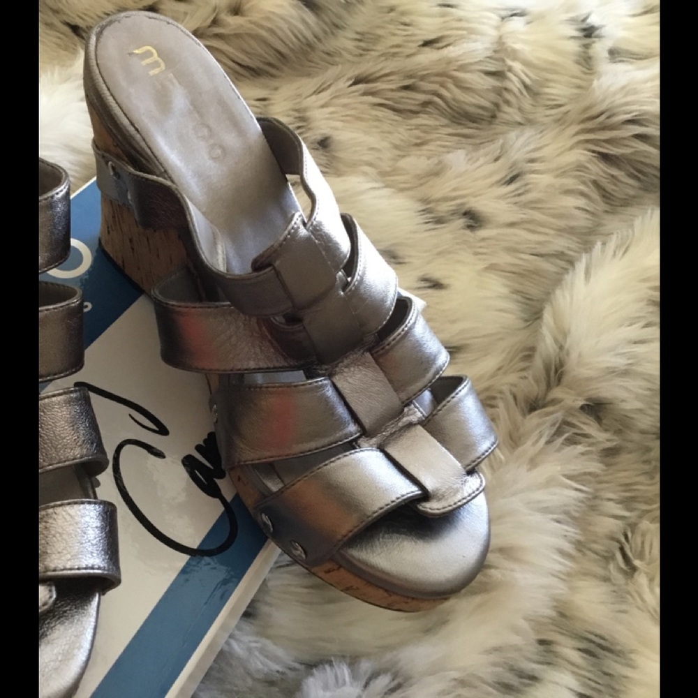Comfy cushion wedge shoes